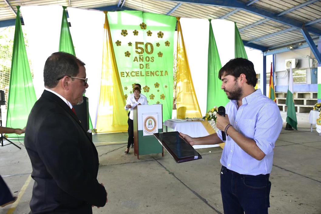 Entregando reconocimiento a la institución.