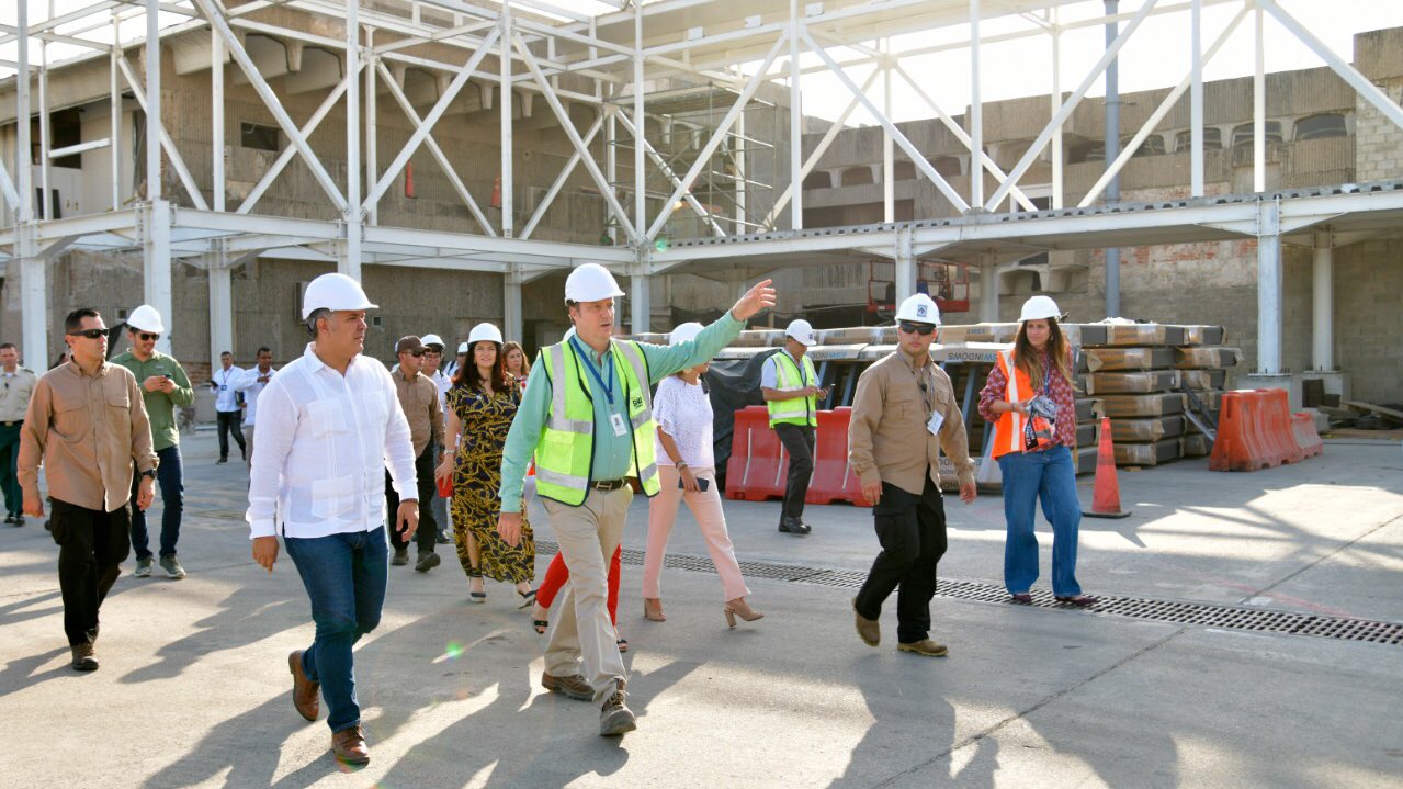 Presidente Iván Duque durante el recorrido por las obras del aeropuerto Ernesto Cortissoz.