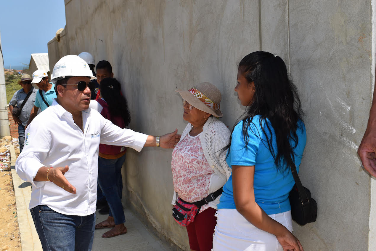 Wilman Vargas, alcalde de Puerto Colombia, habla con vecinos de la zona siniestrada.