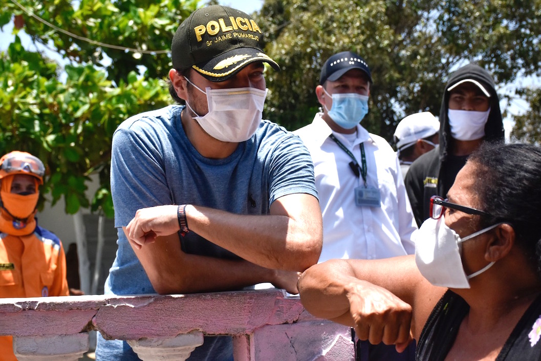 El Alcalde Jaime Pumarejo durante su recorrido por los barrios del sur de la ciudad.