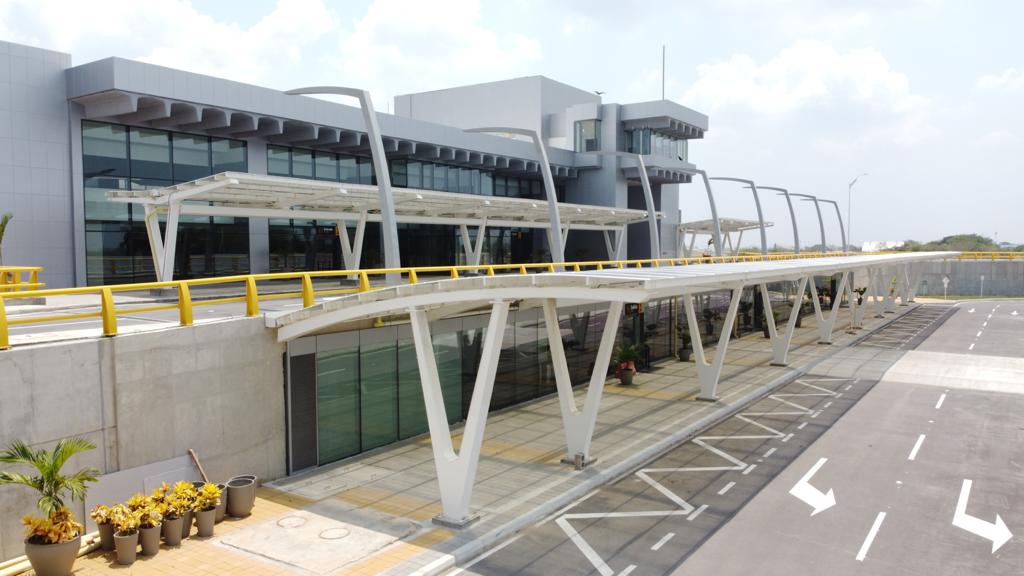 Otra vista de la nueva fachada del aeropuerto Ernesto Cortissoz.