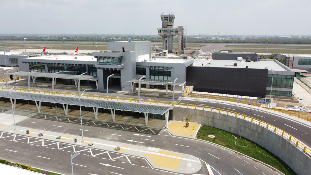 Otro ángulo de la fachada del aeropuerto Ernesto Cortissoz.