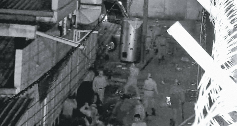 10:13 p. m. sábado, 21 de marzo Los videos internos de las cámaras de La Modelo, a los que tuvo acceso exclusivo SEMANA, muestran cómo un grupo de guardianes golpeó a los internos que se rindieron con bolillos y palos.