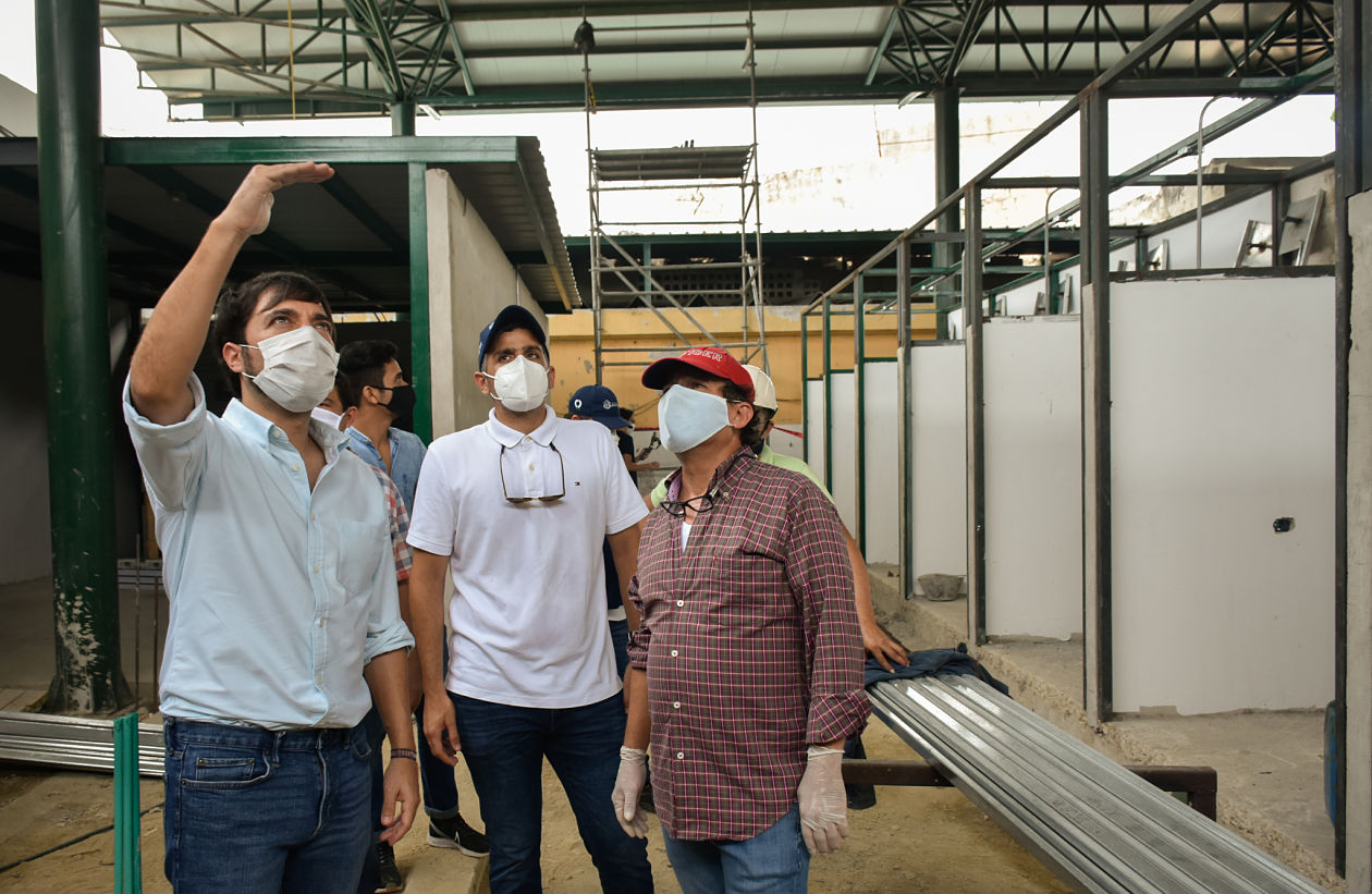 Recorrido por obras de remodelación del mercado.