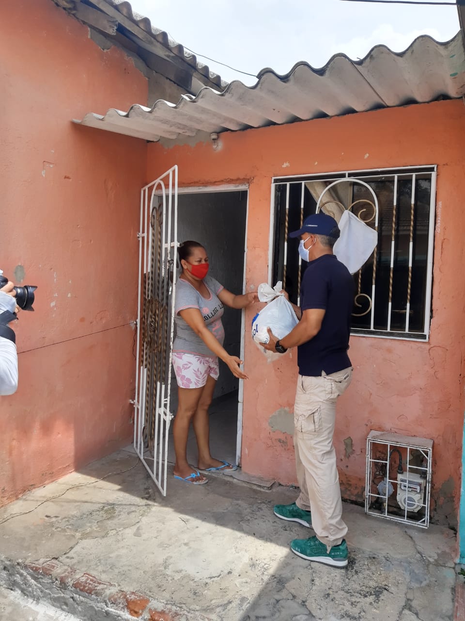 Entrega de auxilios alimentarios.