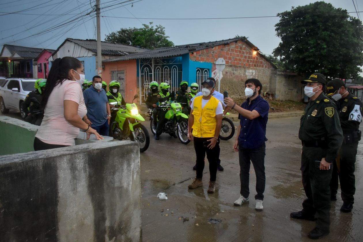 El jefe de la Oficina para la Seguridad y Convivencia Ciudadana, Nelson Patrón; el Alcalde de Barranquilla, Jaime Pumarejo y los miembros de la Policía Metropolitana de Barranquilla.