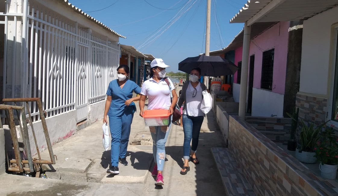 Alejandra, Katherine y América recorren una calle de Tasajera