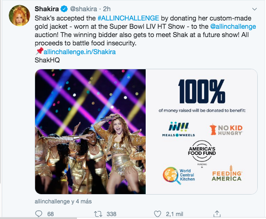 Shakira donó para subasta de All in Challenge la chaqueta que usó en el show de Superbowl.