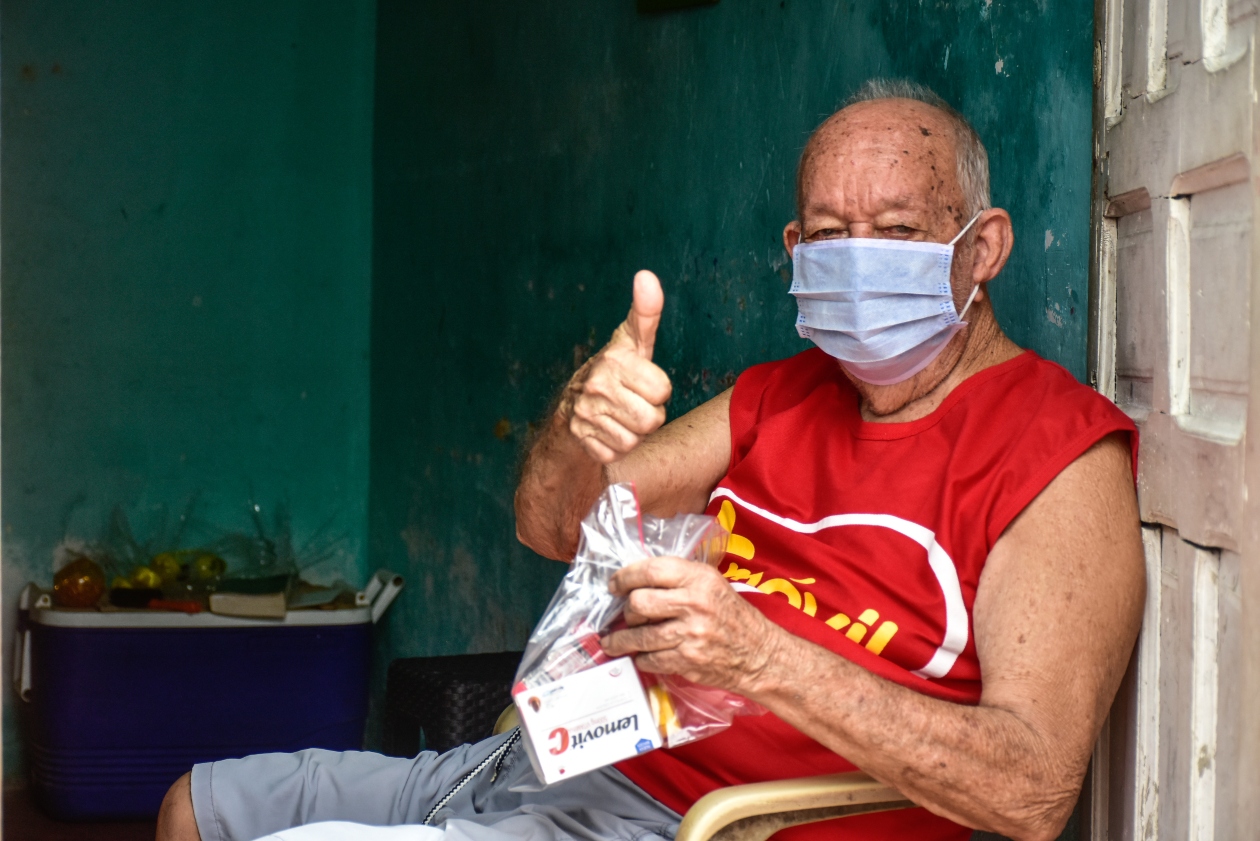 Uno de los adultos mayores que recibió el kit del Distrito.