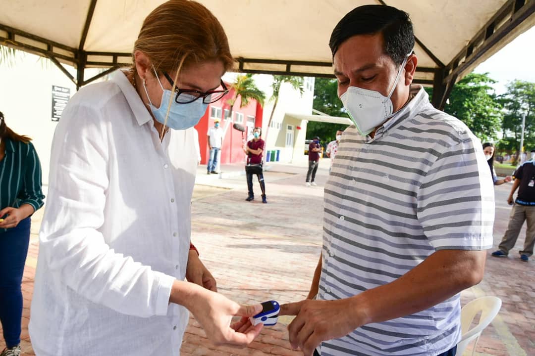 La secretaria de Salud del Atlántico, Alma Solano, colocando un oxímetro al Alcalde encargado de Malambo, Óscar Pantoja.