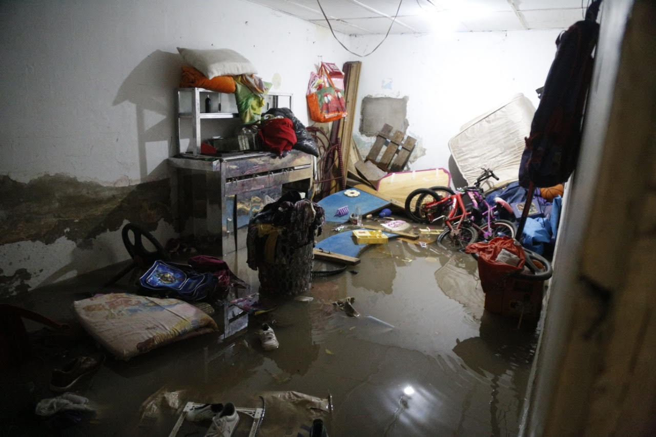 Una de las más de 100 familias afectadas por el desbordamiento del arroyo El Sapo
