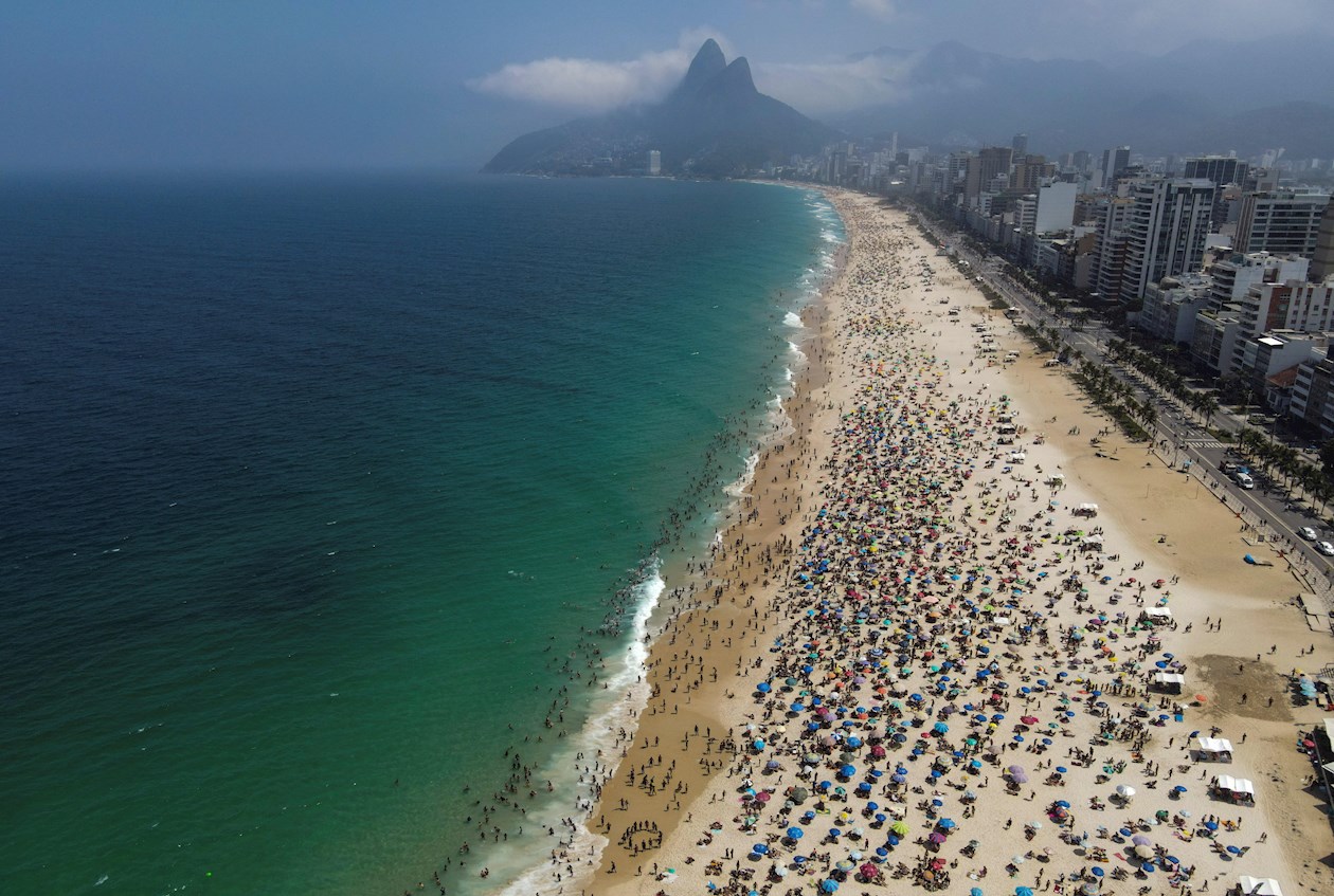 Fotografía aérea que registró este domingo a miles de personas en la playa de Ipanema de Río de Janeiro (Brasil). 