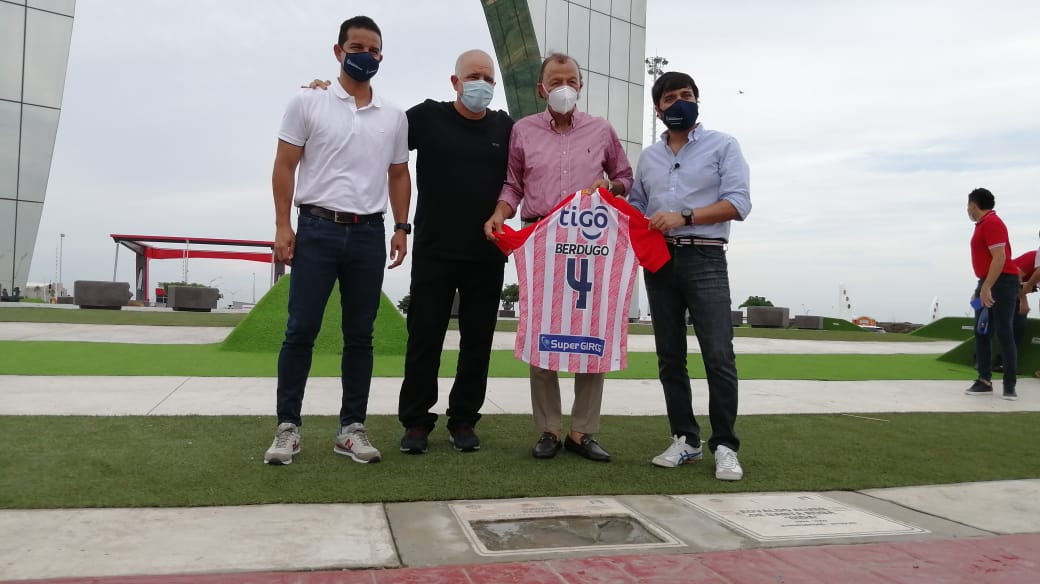 El secretario de Deportes, Gabriel Berdugo Jr.; Christian Daes, COO de Tecnoglass; el exfutbolista Gabriel Berdugo y el Alcalde de Barranquilla, Jaime Pumarejo.