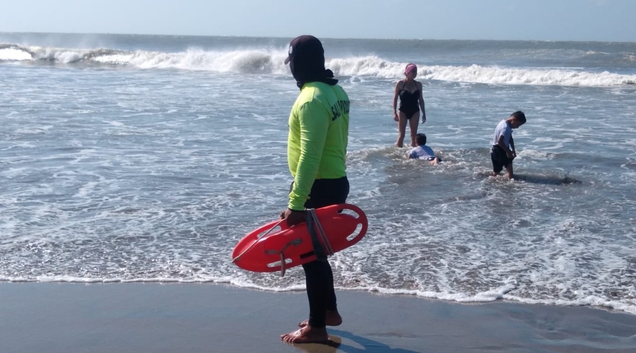 Los salvavidas en la tarde de este viernes en playas de Pradomar. 