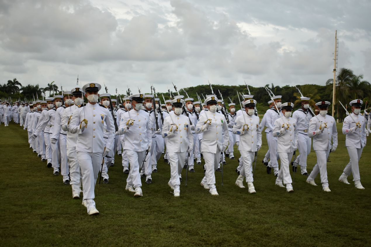 168 jóvenes juraron bandera en el campo de paradas de la Escuela Naval de Suboficiales ARC “Barranquilla”.    