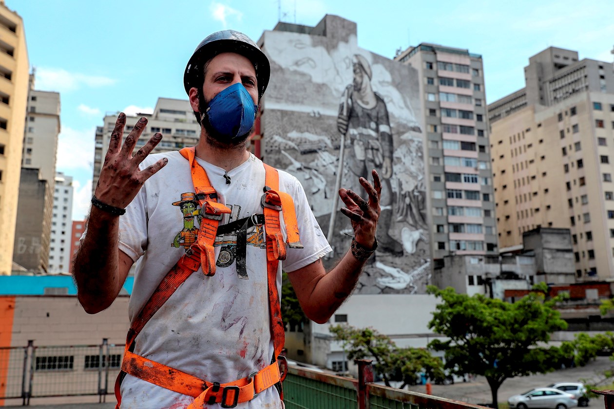 Con más de 200 kilos de cenizas recogidas en la Amazonía y otros biomas que ardieron en los recientes incendios en Brasil, el "artivista" Mundano les devuelve a la vida a través de sus pinceladas en un enorme mural en Sao Paulo, donde busca denunciar el "desmontaje" ambiental que azota el país. 