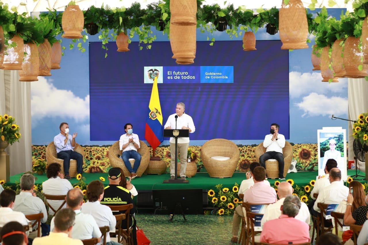 El Jefe de Estado, acompañado por el Ministro de Minas y Energía, Diego Mesa, y por representantes de las compañías constructoras de la granja solar.