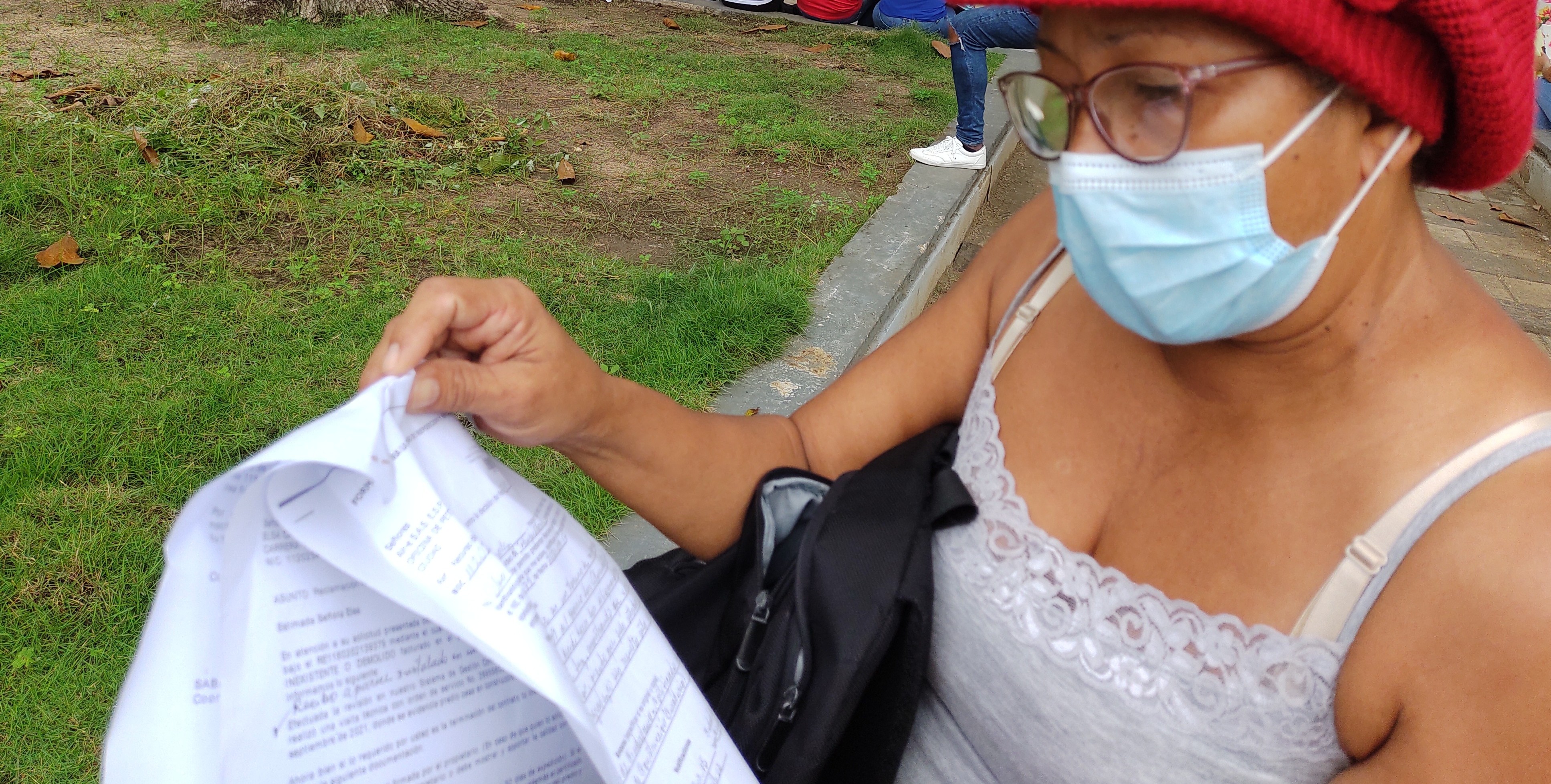 Elsa Castro, muestra los documentos aportados a Air-e