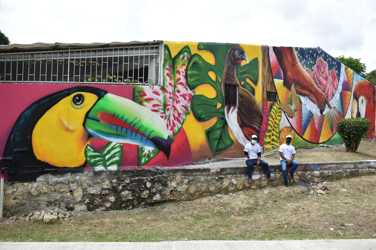 Danilo Jiménez, el joven talento pese a su discapacidad, y Edwin Solano, orgulloso de su mural Naturaleza vestida de gala.