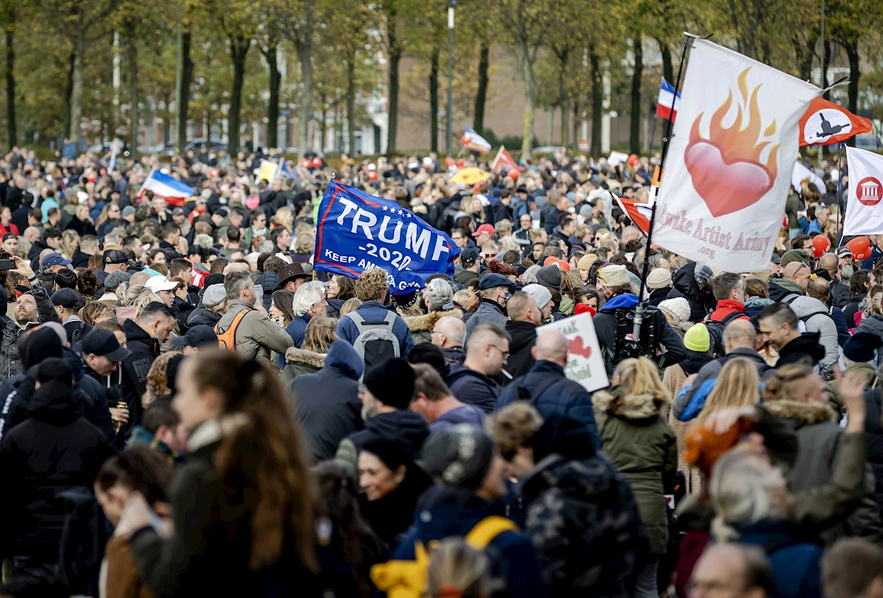 Unas 25.000 personas, según la Policía, y más de 50.000, según los organizadores, se concentraron la tarde de este domingo contra las restricciones en Malieveld, un campo de césped situado en el centro de La Haya donde se convocan la mayoría de las protestas sociales, incluidas las registradas desde marzo de 2020 por la pandemia.