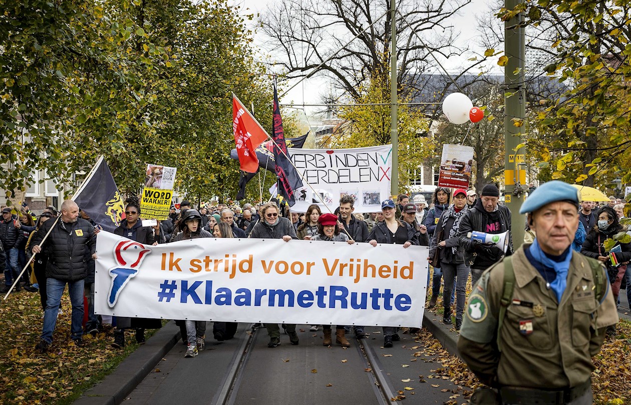 Otras pancartas mostraban ataques contra los políticos, en especial el primer ministro, Mark Rutte, y el ministro de Sanidad, Hugo de Jonge.