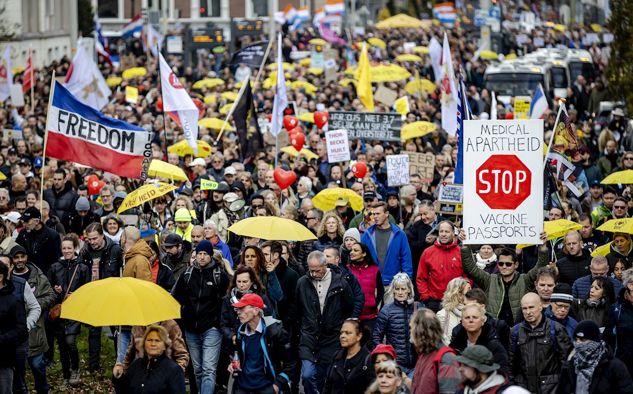 La manifestación ha sido organizada por Samen voor Nederland (SVN), una asociación de decenas de organizaciones que han protestado varias veces contra la política en pandemia.