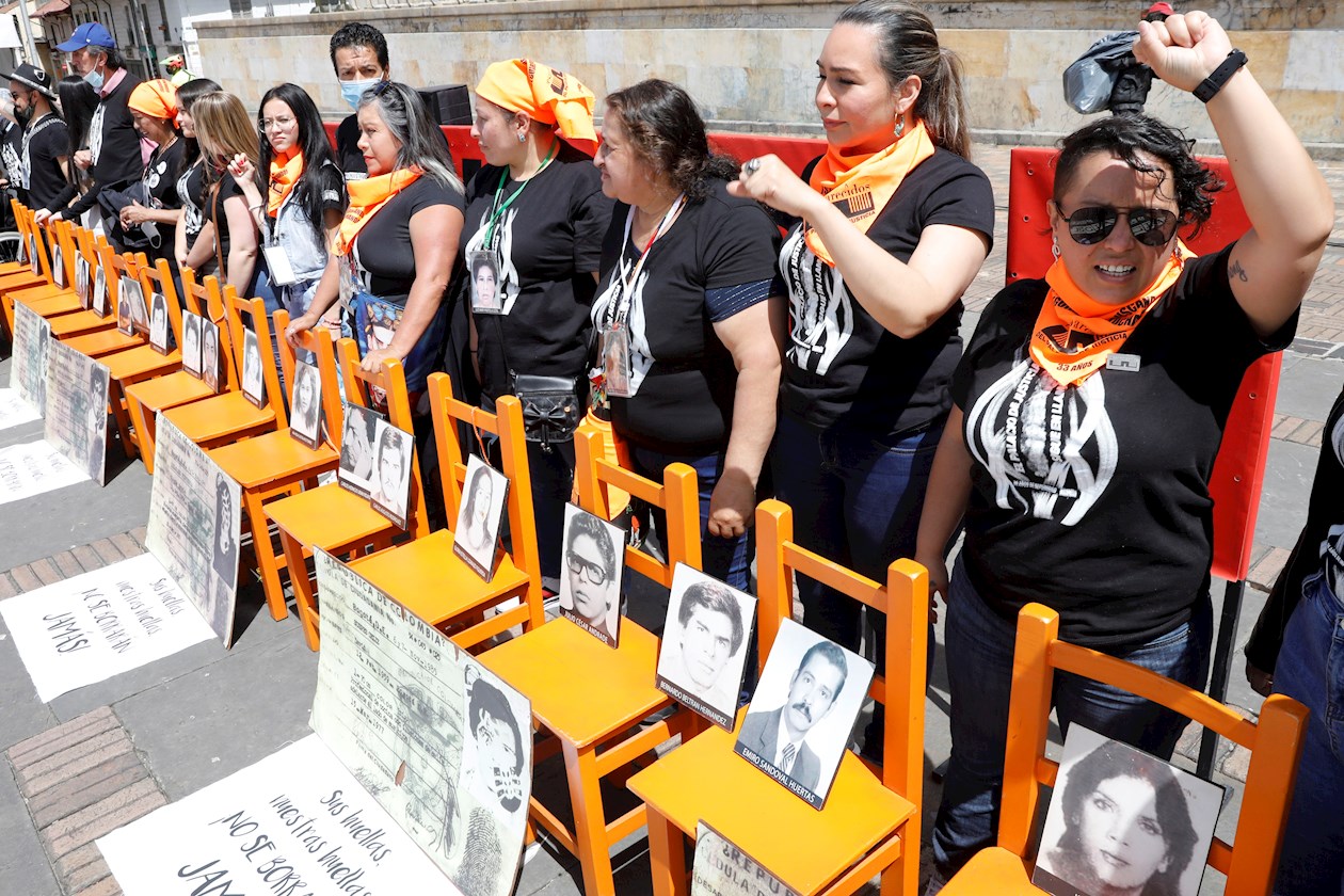 Familiares de las víctimas de desaparición forzada conmemoran con una exhibición de fotografías que conforman la Galería de la Memoria hoy domingo, 36 años de la toma del Palacio de Justicia, en la Plaza de Bolívar de Bogotá.