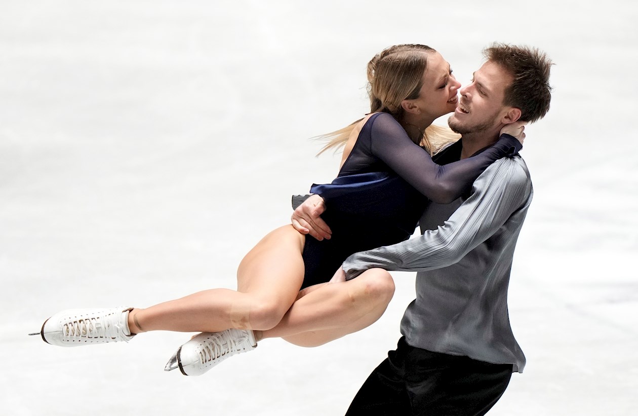 Victoria Sinitsina y  Nikita Katsalapov de Rusia fueron ganadores de danza rítmica en el Trofeo NHK de Tokio.
