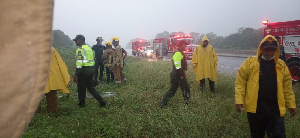 Los bomberos en el lugar del accidente. 