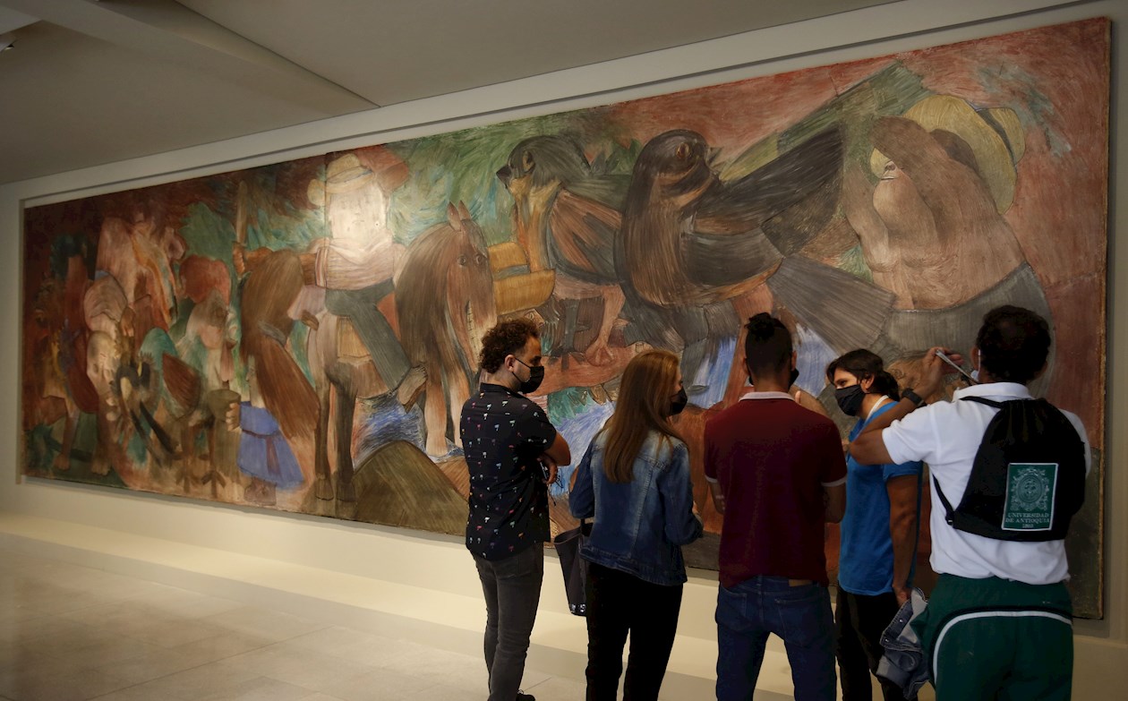 Personas observan hoy el mural 'Escena con jinete' del pintor y escultor colombiano Fernando Botero, en el Museo de Antioquia en Medellín (Colombia).