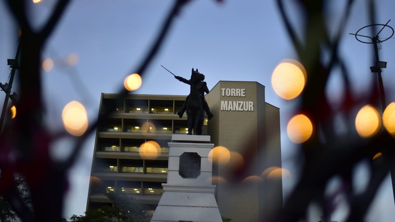 Iluminación navideña en el Paseo Bolívar y en el fondo, el edificio Manzur.