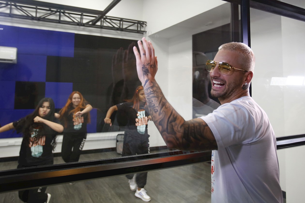 El cantante colombiano Maluma saluda durante la inauguración de la primera sede de su fundación "El arte de los sueños", en Medellín (Colombia). 