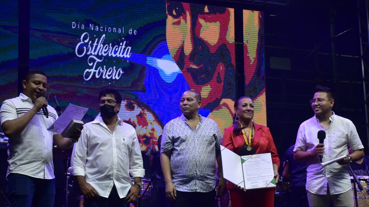 El Concejo de Barranquilla condecoró a Milly Quezada, intérprete de las canciones de Esthercita Forero.