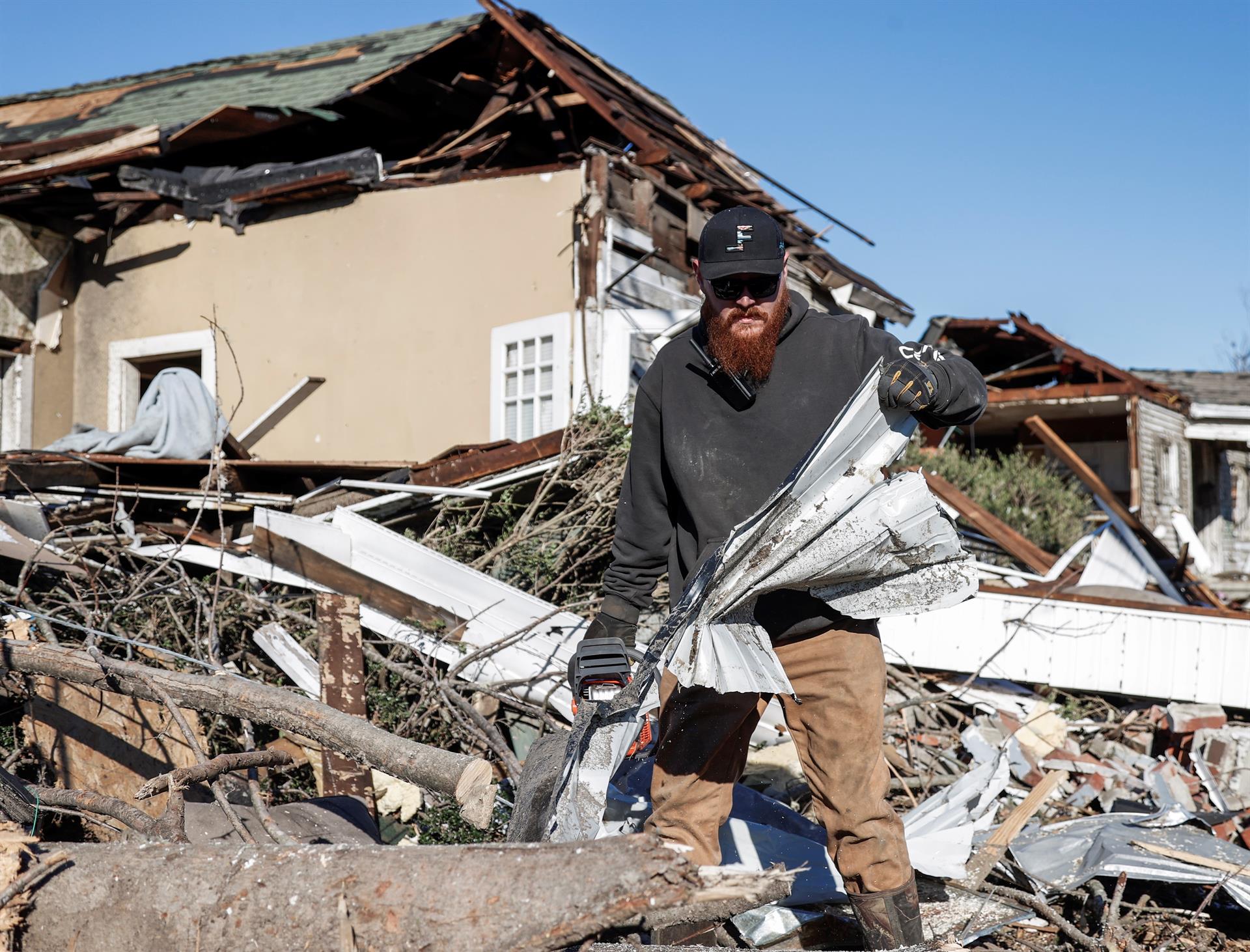 Los residentes comienzan el proceso de recuperación después de que un tornado el 10 de diciembre de 2021 causó la destrucción generalizada de hogares y negocios en Mayfield, Kentucky, EE. UU.