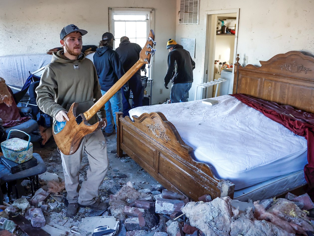 Una guitarra es rescatada de una casa dañada después del paso que un tornado en Kentucky, EE.UU.