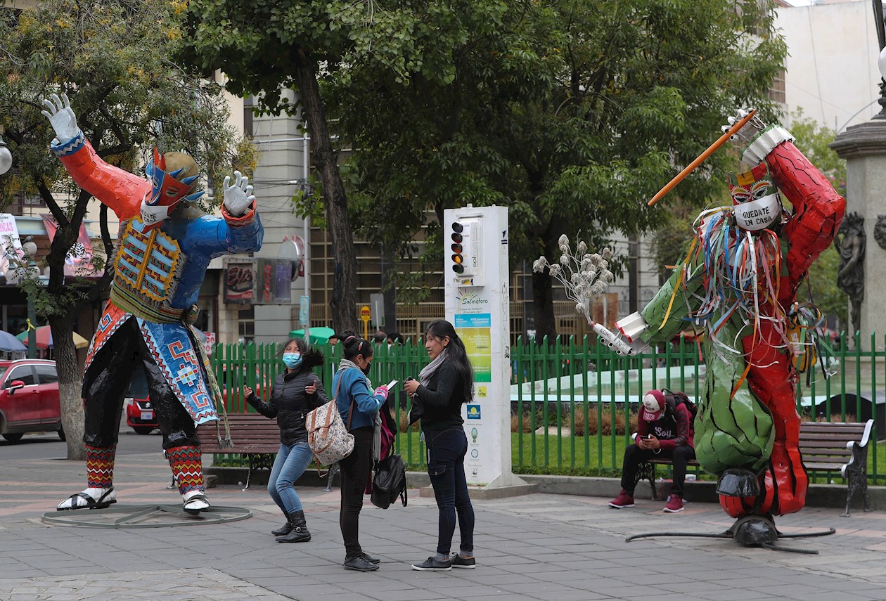 Imágenes de 3,50 metros de alto hechas en materiales reciclados de 'el chuta' y 'la chola paceña', personajes de la cultura andina, ubicados en el Paseo de El Prado. 