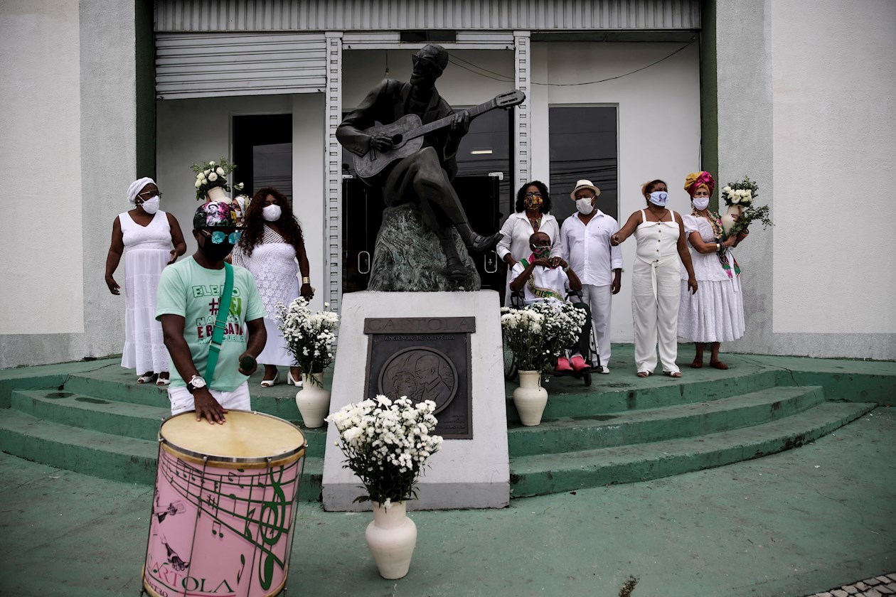 Músicos de samba y habitantes del barrio realizan una inauguración "simbólica del carnaval" hoy, en el Museo de Samba, en el barrio Mangueira de Río de Janeiro (Brasil). 