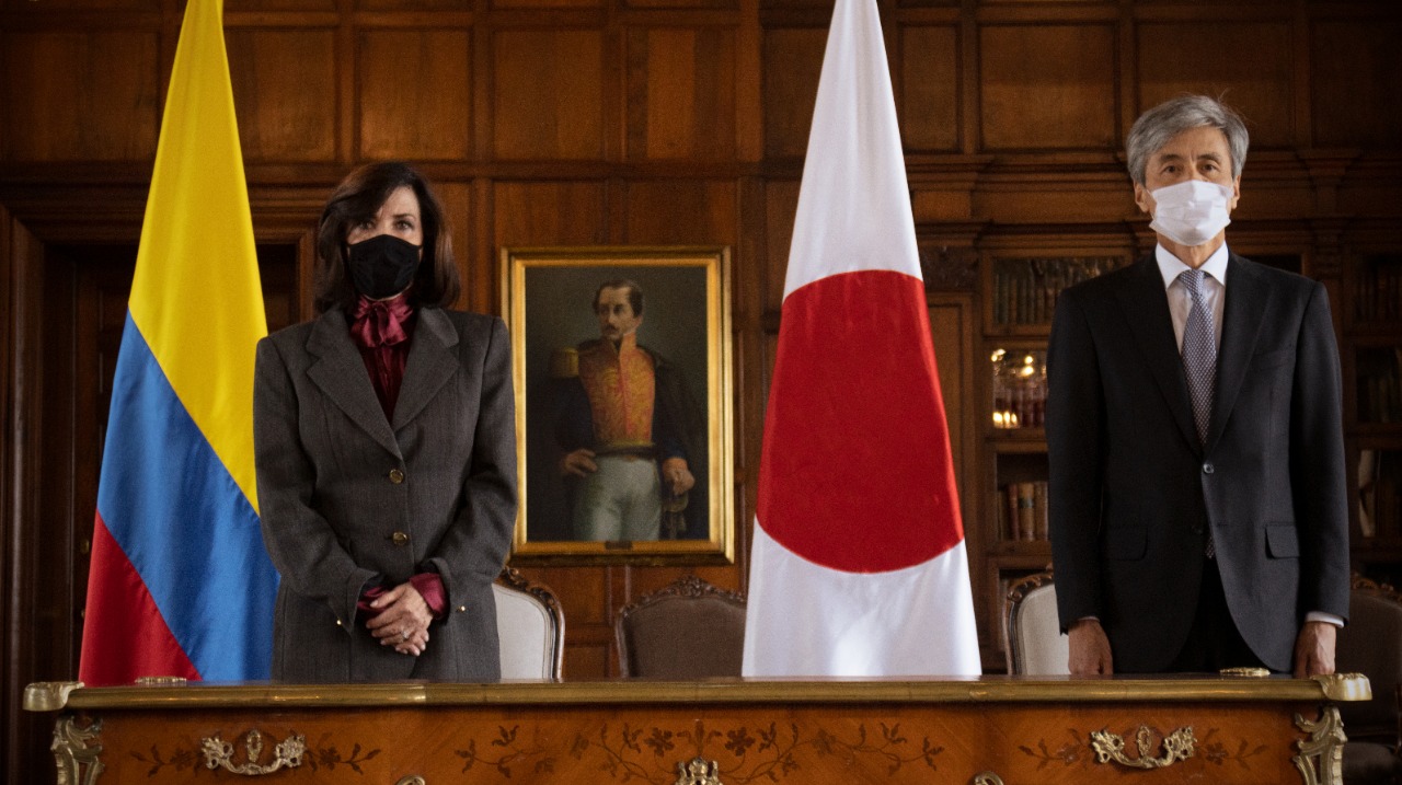 La Canciller Claudia Blum y el embajador de Japón en Colombia, Keiichiro Morishita.
