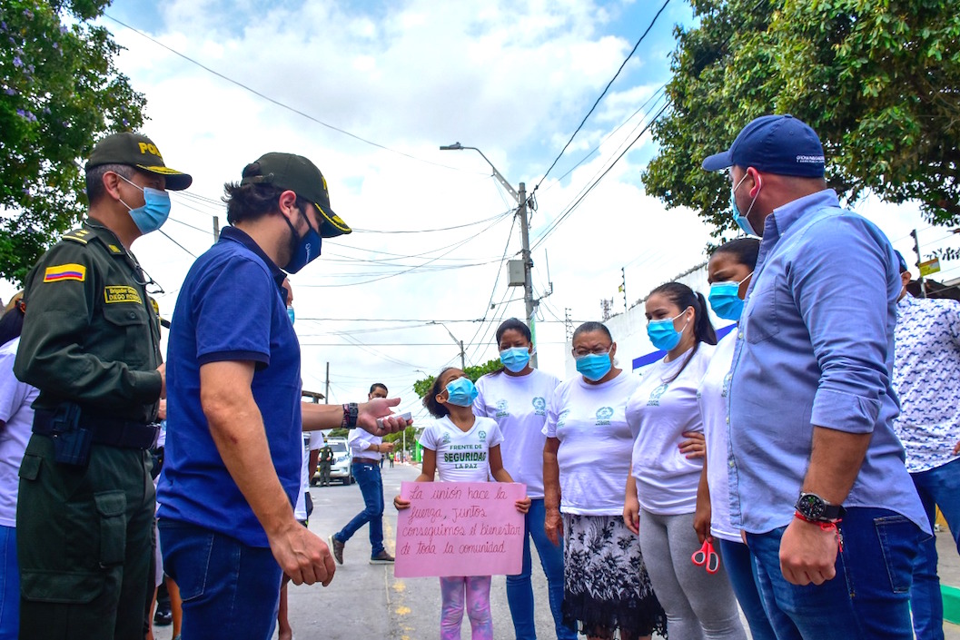 Dialogando con vecinos del sector.