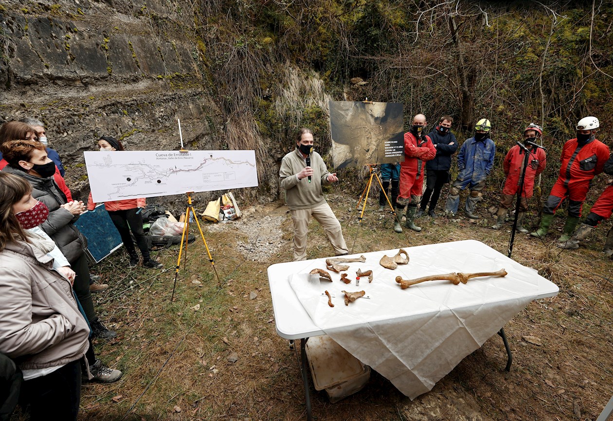 El catedrático de Prehistoria de la Universidad de Cantabria, Pablo Arias (c), explica aspectos relacionados con el descubrimiento uno de los esqueletos mejor conservados de prehistoria que tiene más de 11.700 años. 