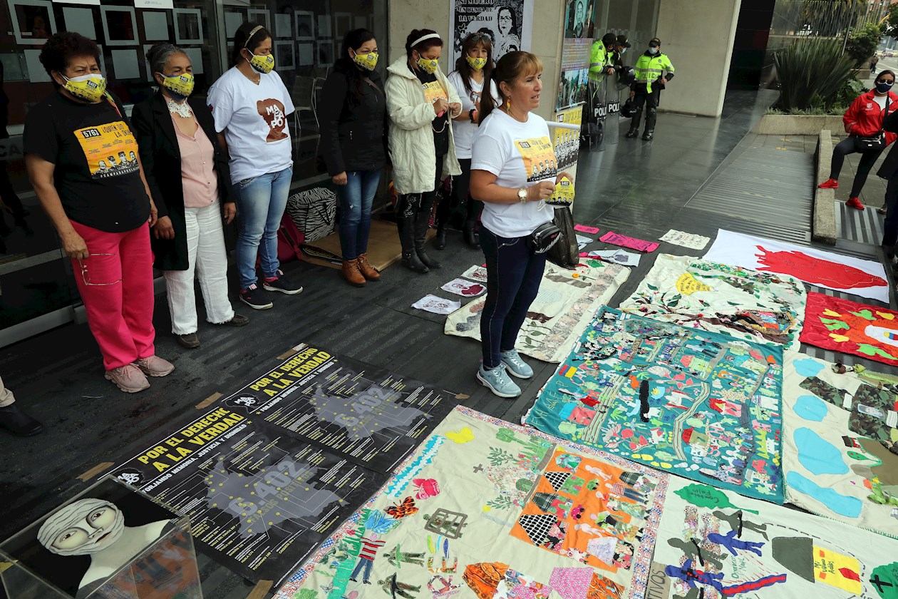 Colectivos de víctimas de ejecuciones extrajudiciales, conocidos como "falsos positivos", participan de un plantón frente a la sede de la Jurisdicción Especial para la Paz (JEP), hoy, en Bogotá (Colombia). 