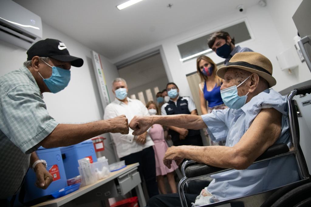 Adel Mass Arcón (derecha), tras recibir la dosis de la vacuna de Sinovac.