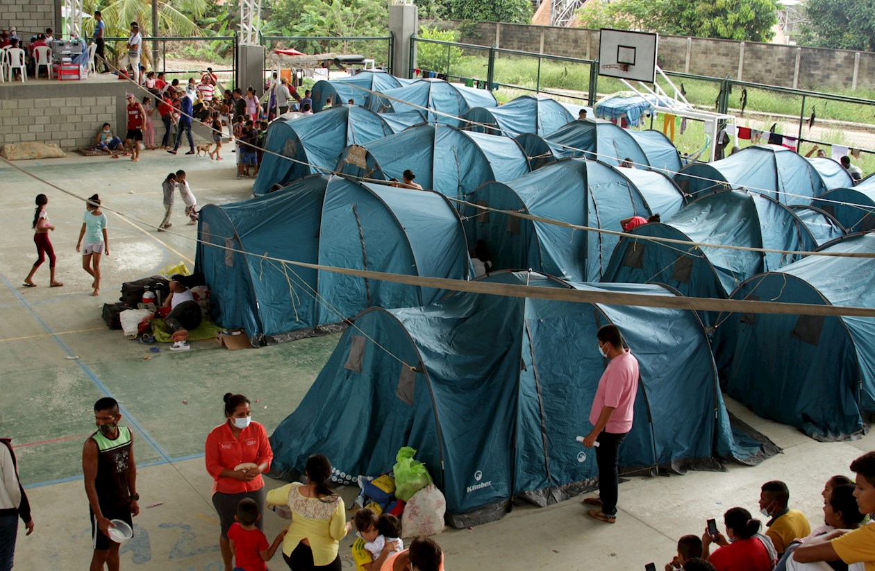 Migrantes venezolanos permanecen en un centro de integración ciudadana de Arauquita, en Arauca.