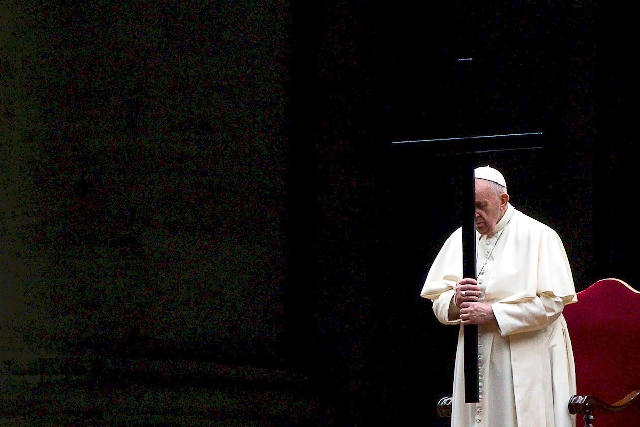 El Papa Francisco conduce el Vía Crucis, durante las celebraciones del Viernes Santo en una plaza de San Pedro desierta, debido a la pandemia de Covid-19. 