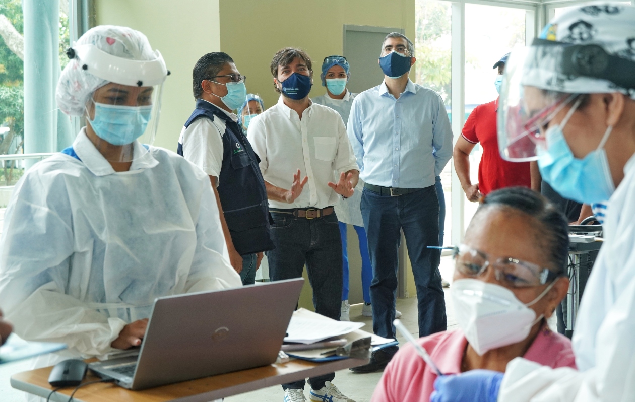 El Alcalde de Barranquilla, Jaime Pumarejo, supervisando la vacunación.