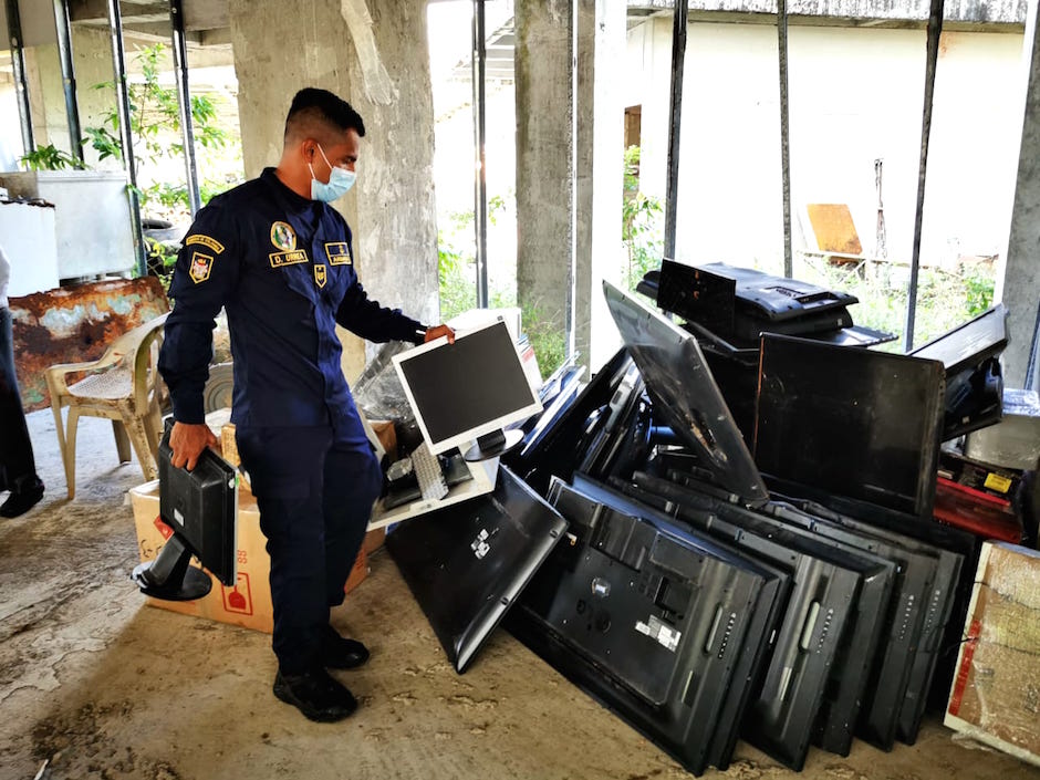 Personal de la Armada Nacional organizando el embarque de los residuos.