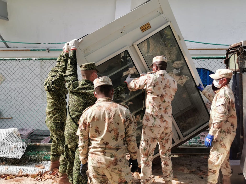 Personal de la Armada Nacional organizando el embarque de los residuos.