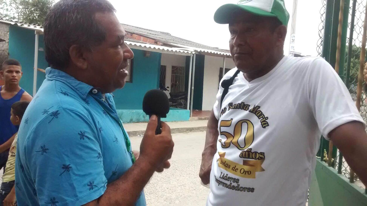 Octavio González Maury, en plena tarea como reportero comunitario.