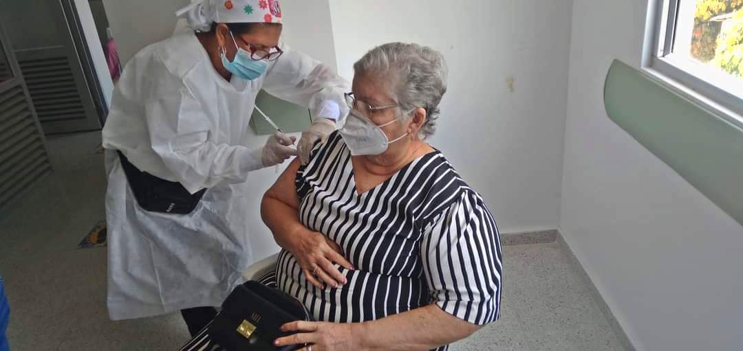 Vacunación de adultos mayores en Polonuevo.