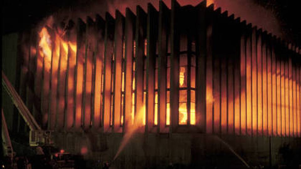 Palacio de Justicia en llamas durante la retoma. 